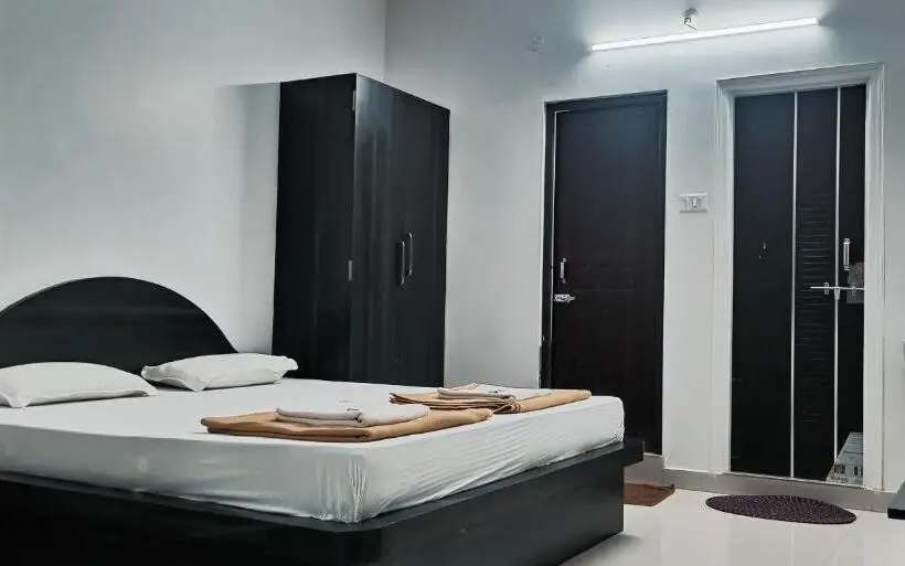 デラックスルーム, Iroomz Hotel Gananjaya   Hostel