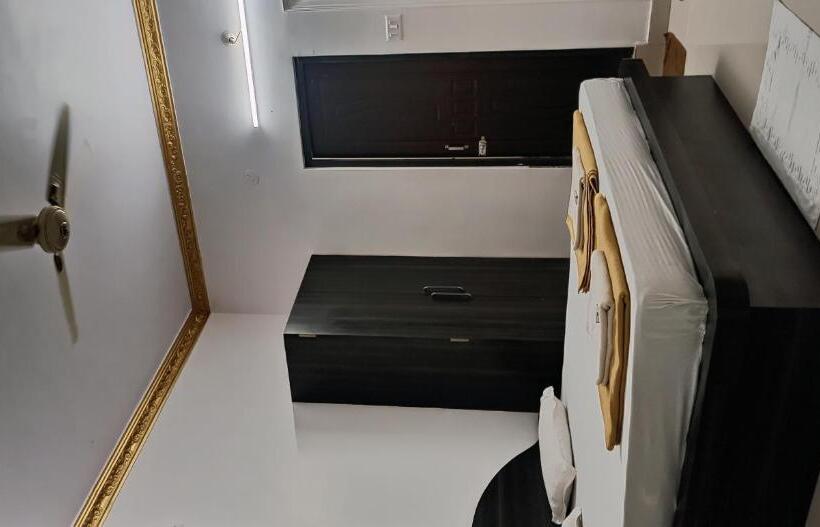 디럭스 룸, Iroomz Hotel Gananjaya Hostel