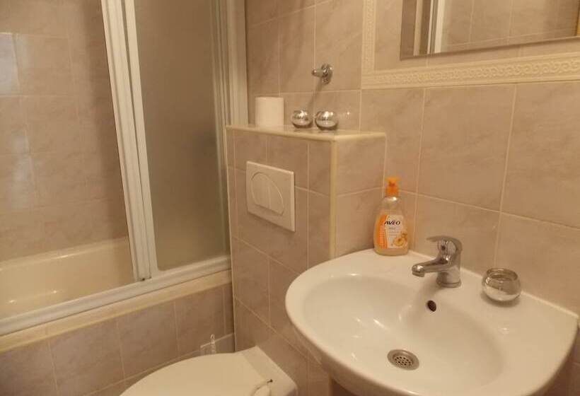 Economy Kamer, Rooms Valentino