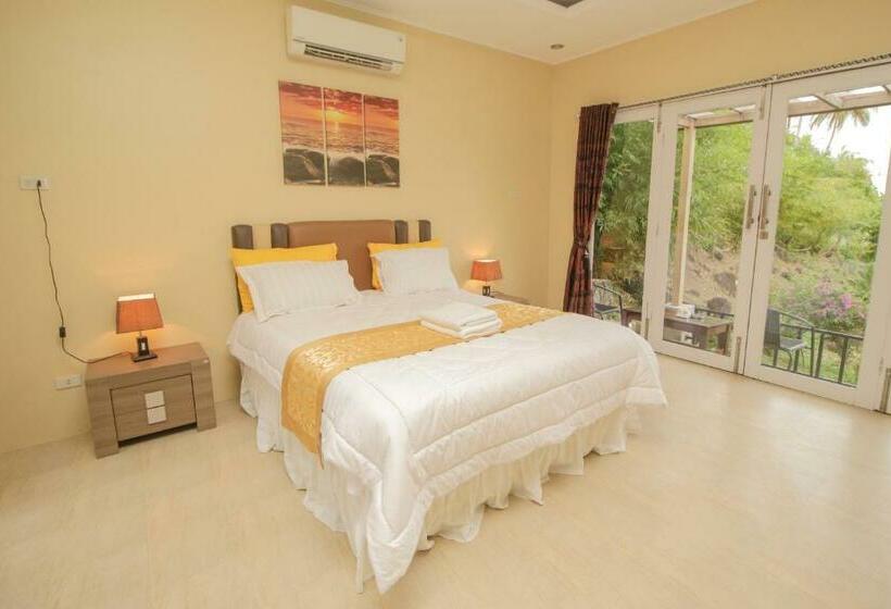 デラックスバンガロー, The Hawk's Nest Resort