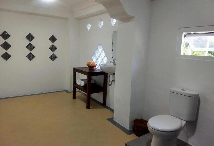 デラックスバンガロー, The Hawk's Nest Resort