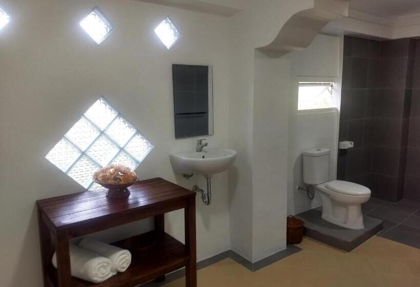 デラックスバンガロー, The Hawk's Nest Resort