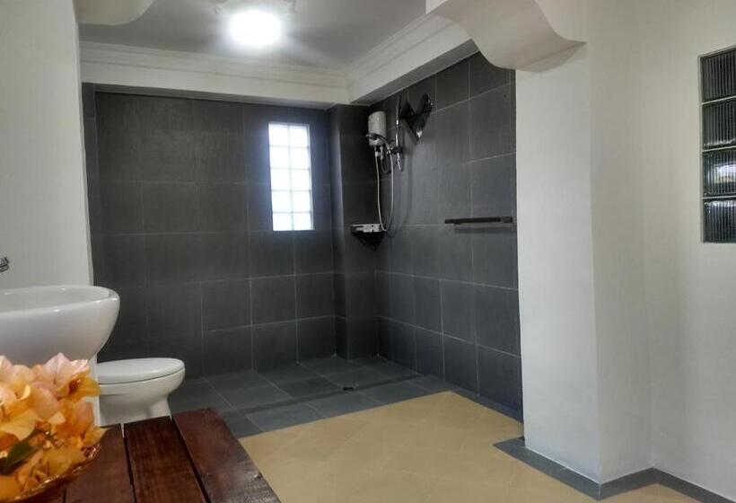 デラックスバンガロー, The Hawk's Nest Resort