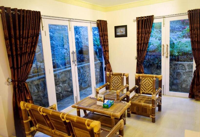 デラックスバンガロー, The Hawk's Nest Resort