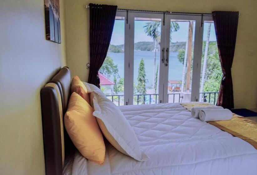 デラックスバンガロー, The Hawk's Nest Resort