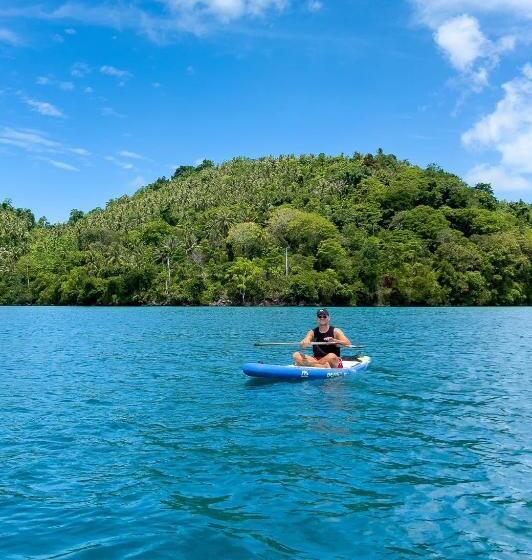 デラックスバンガロー, The Hawk's Nest Resort