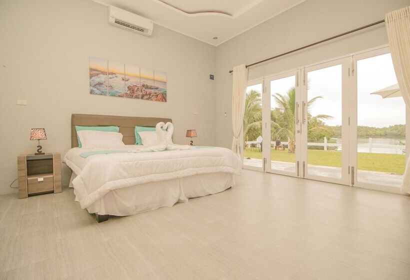 デラックスバンガロー, The Hawk's Nest Resort