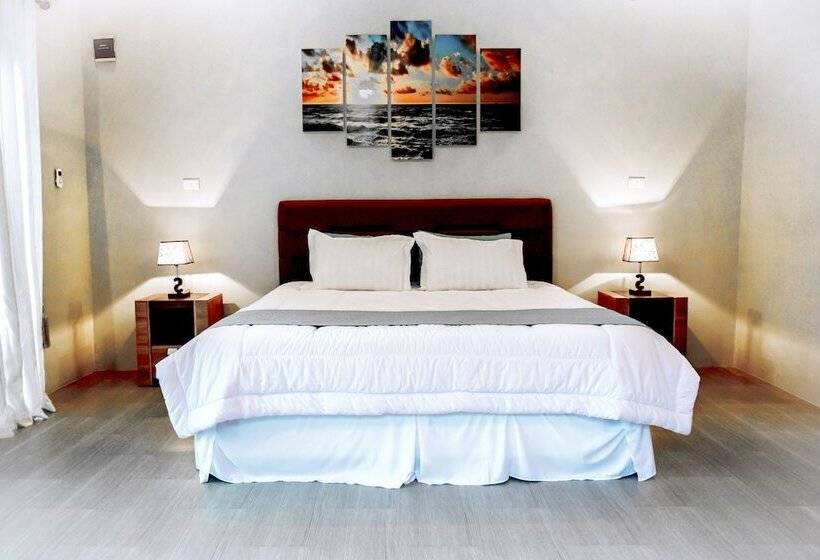 デラックスバンガロー, The Hawk's Nest Resort