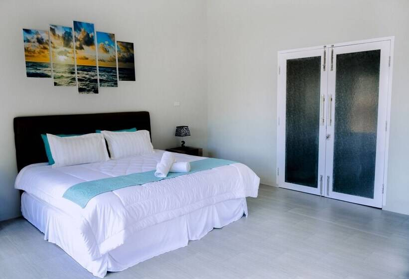 デラックスバンガロー, The Hawk's Nest Resort