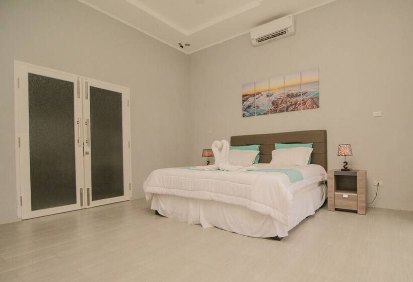 デラックスバンガロー, The Hawk's Nest Resort