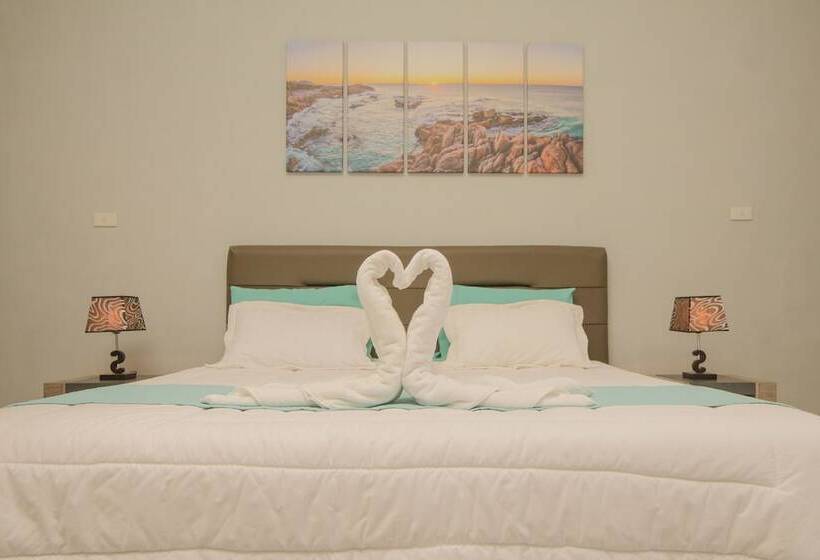 デラックスバンガロー, The Hawk's Nest Resort