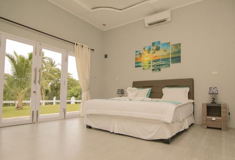 デラックスバンガロー, The Hawk's Nest Resort