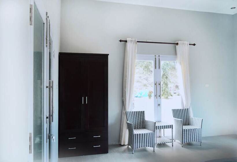 デラックスバンガロー, The Hawk's Nest Resort