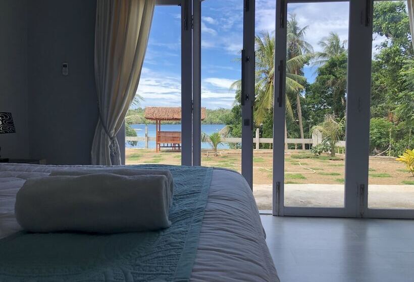 デラックスバンガロー, The Hawk's Nest Resort