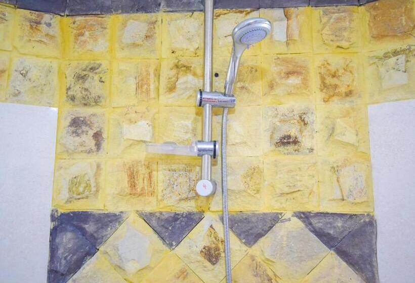 デラックスバンガロー, The Hawk's Nest Resort