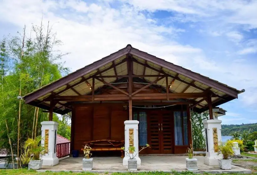 デラックスバンガロー, The Hawk's Nest Resort