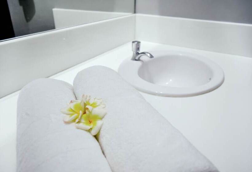 デラックスバンガロー, The Hawk's Nest Resort