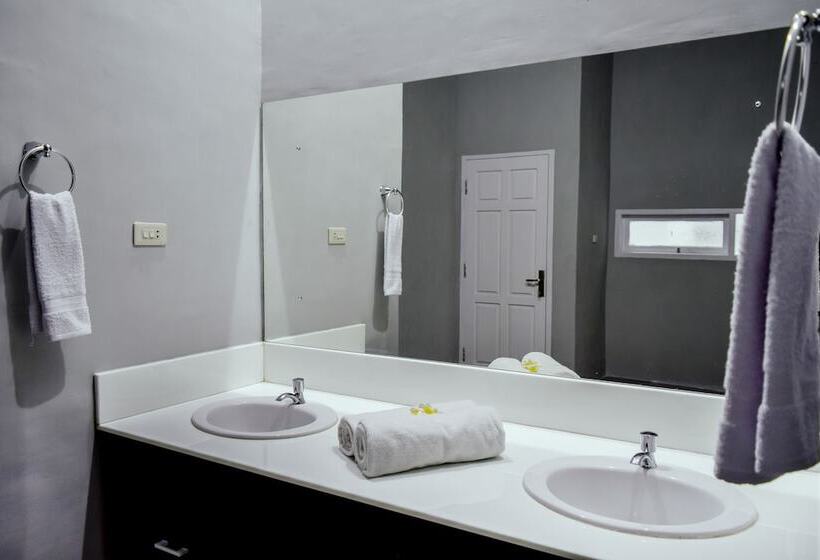 デラックスバンガロー, The Hawk's Nest Resort