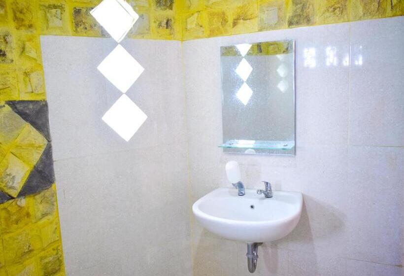 デラックスバンガロー, The Hawk's Nest Resort