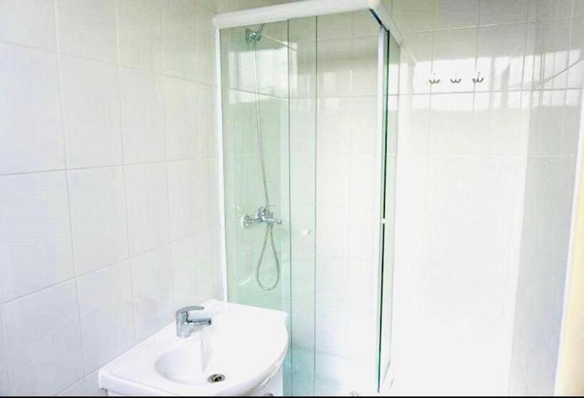 חדר אקונומי, Blu Bascuñan