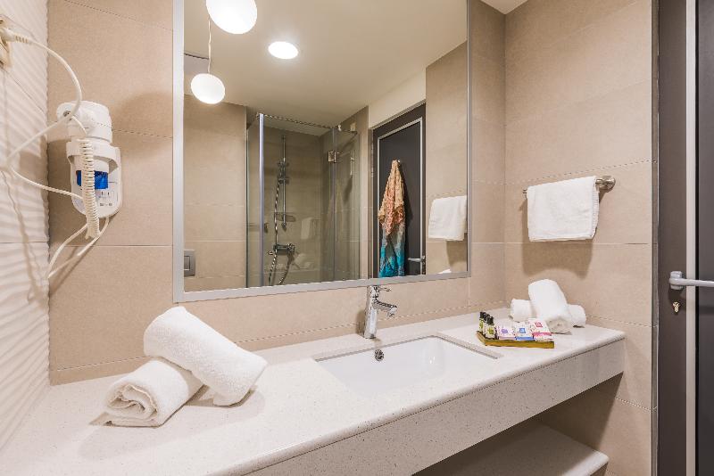 סוויטת ג'וניור, Nestos