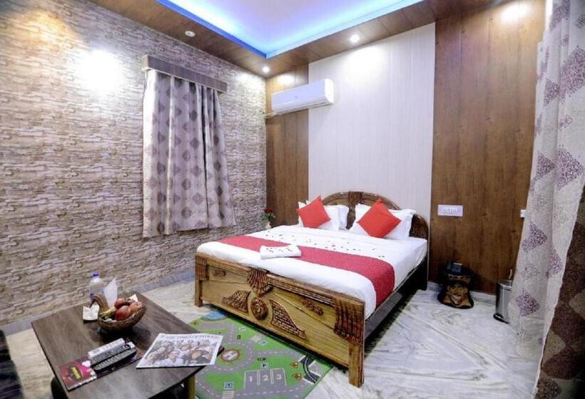 デラックスルーム, Rashmi