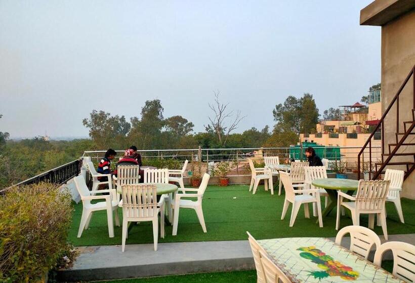 デラックスルーム, Rashmi