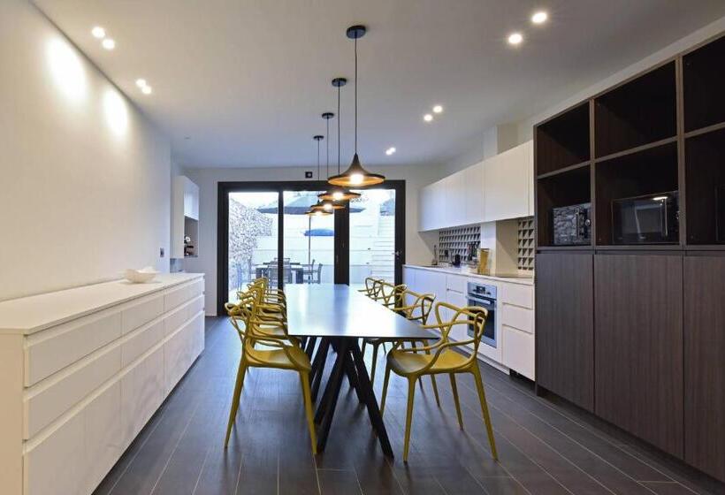اتاق لوکس با چشم‌انداز دریا, Villa Pirreca