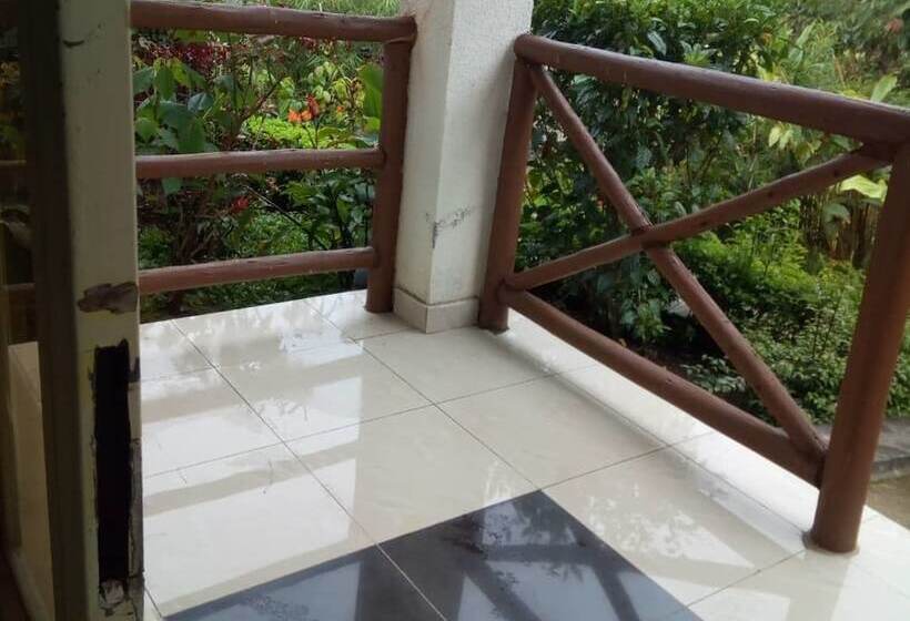 اتاق استاندارد یک تخته با سرویس بهداشتی مشترک, East Africa Amazon Guest House