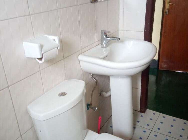 اتاق استاندارد یک تخته با سرویس بهداشتی مشترک, East Africa Amazon Guest House