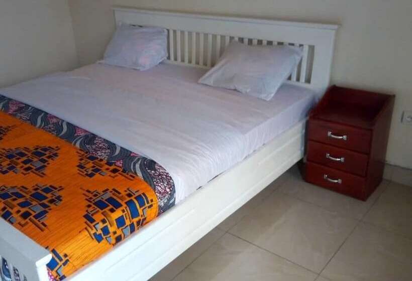 اتاق استاندارد یک تخته با سرویس بهداشتی مشترک, East Africa Amazon Guest House