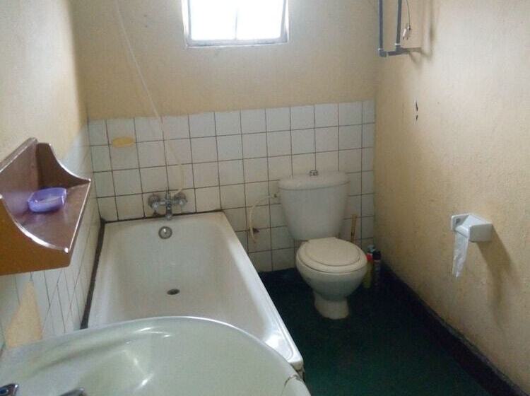 تختخواب در اتاق مشترک, East Africa Amazon Guest House