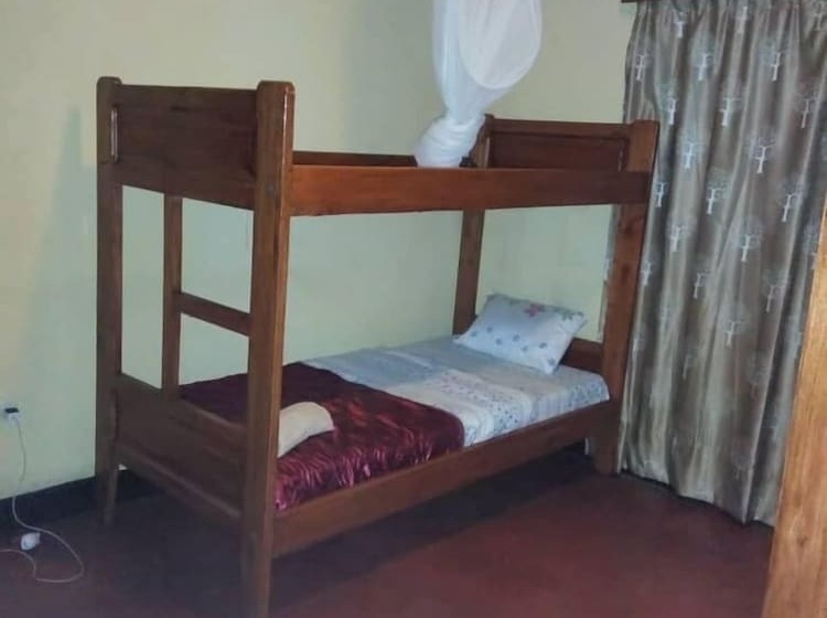 تختخواب در اتاق مشترک, East Africa Amazon Guest House