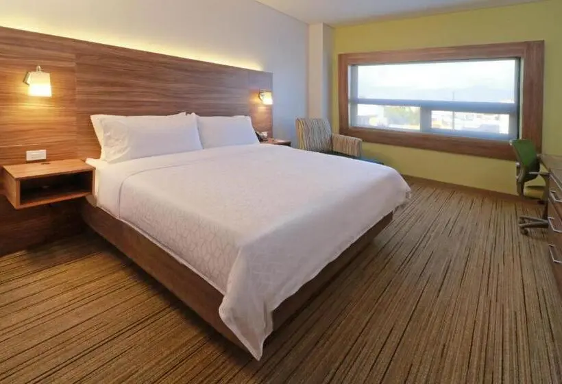 キングサイズベッドのスタンダードルーム, Holiday Inn Express & Suites Ensenada Centro, An Ihg