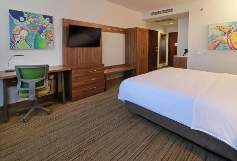 キングサイズベッドのスイートルーム, Holiday Inn Express & Suites Ensenada Centro, An Ihg