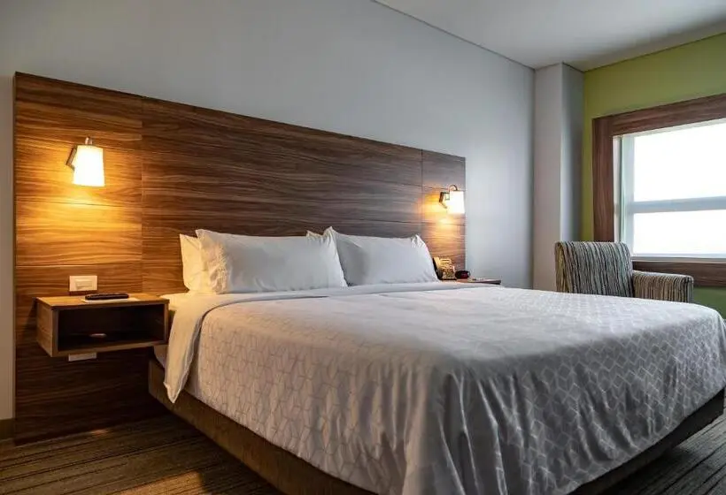キングサイズベッドのスイートルーム, Holiday Inn Express & Suites Ensenada Centro, An Ihg