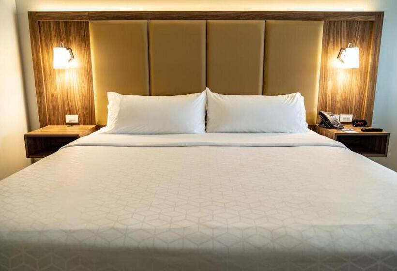 キングサイズベッドのスイートルーム, Holiday Inn Express & Suites   Ensenada Centro, An Ihg