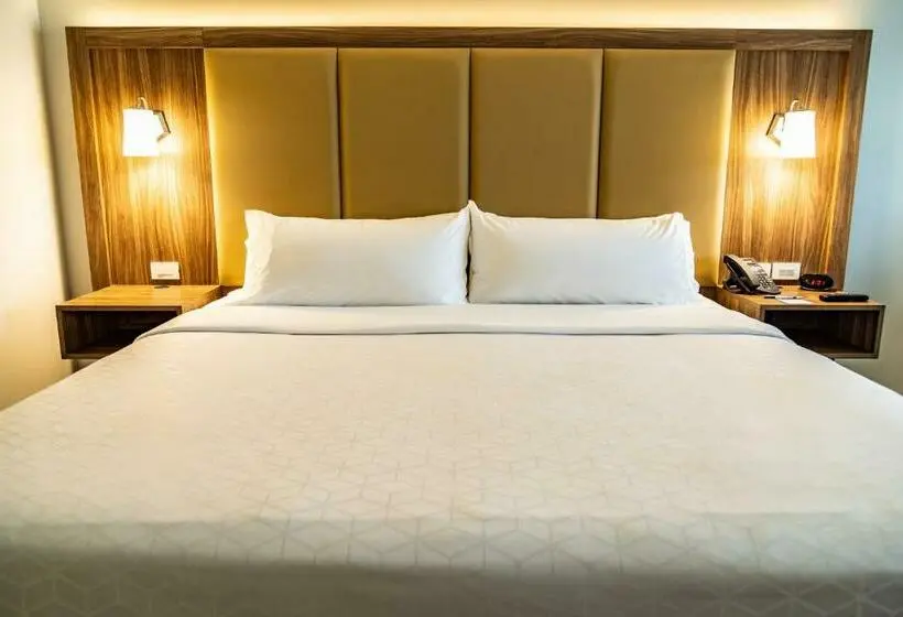 キングサイズベッドのスタンダードルーム, Holiday Inn Express & Suites Ensenada Centro, An Ihg