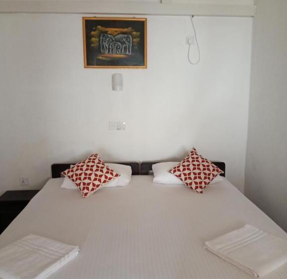 חדר דלוקס לשלושה עם נו לים, New Seaside Inn Hikkaduwa