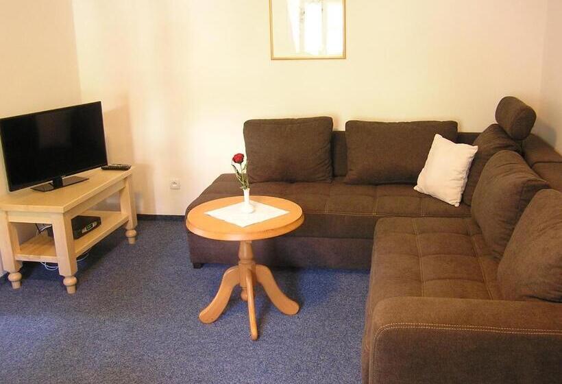 Семейные Апартаменты, Růže