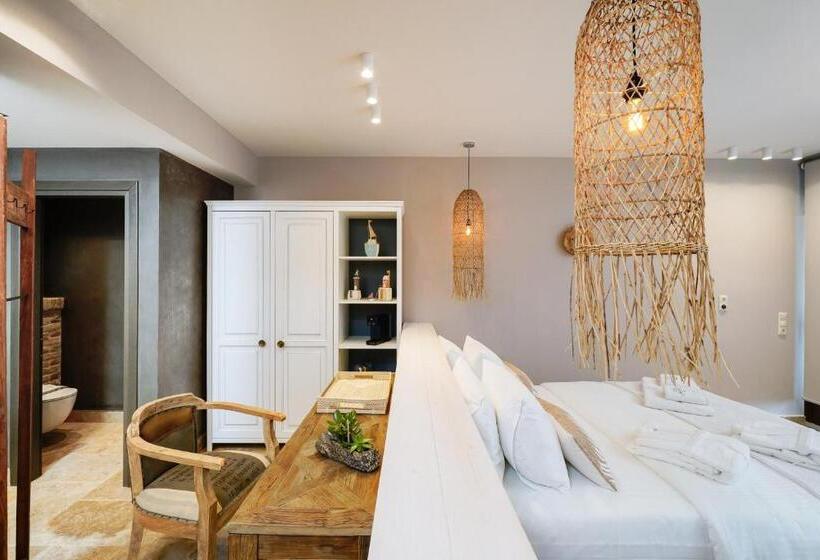 جناح مزود بجاكوزى, Agorastos Suites