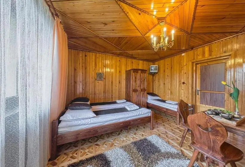 اتاق خانوادگی, Rezydencja Silverton   Piłkarzyki, Ping Pong W Obiekcie