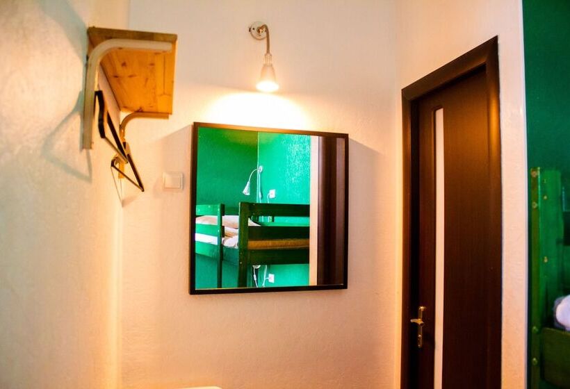 اتاق اکونومی, U Hostel