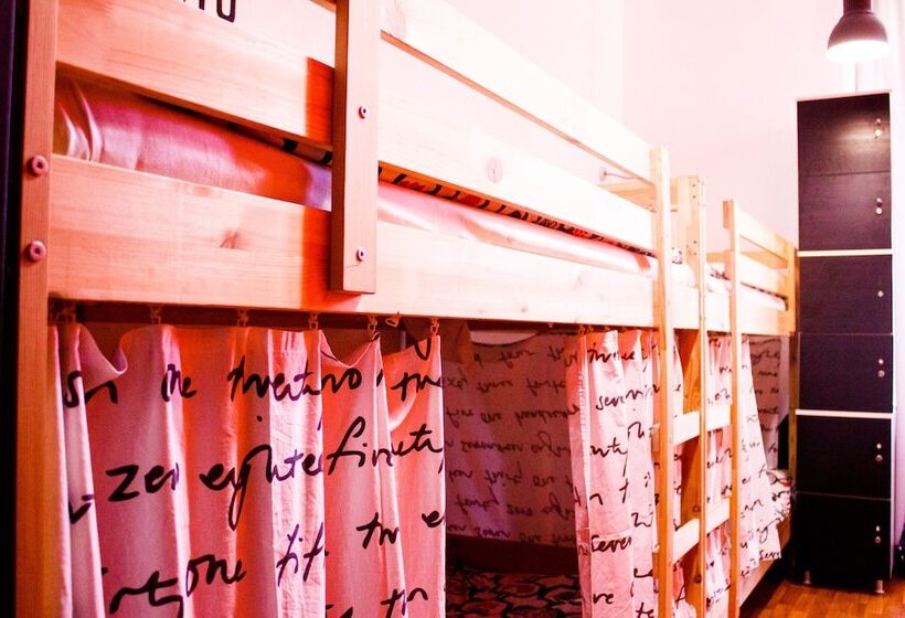 اتاق استاندارد چهار تخته, U Hostel