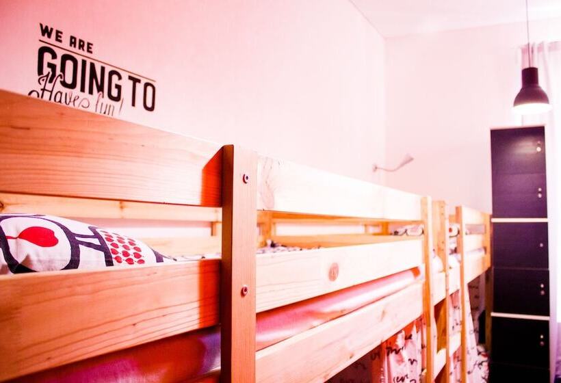 اتاق استاندارد چهار تخته, U Hostel