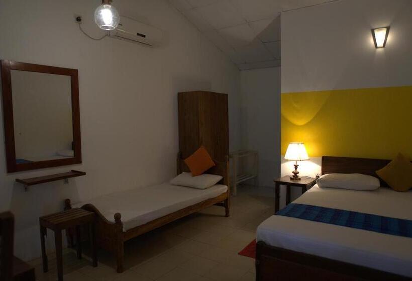 اتاق استاندارد سه تخته با چشم‌انداز استخر, Wasu Villa Hotel Dambulla