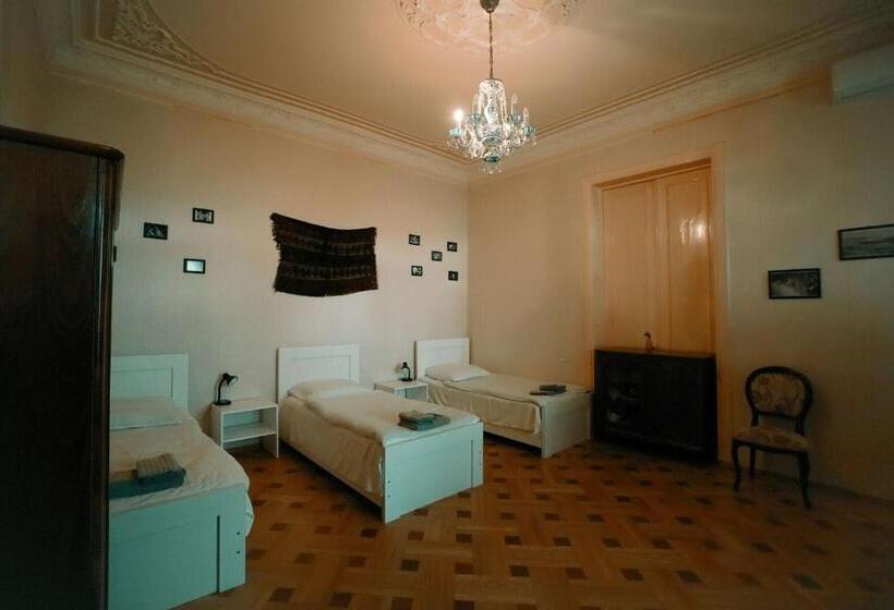 اتاق استاندارد سه تخته با سرویس بهداشتی مشترک, Guest House Old Kutaisi