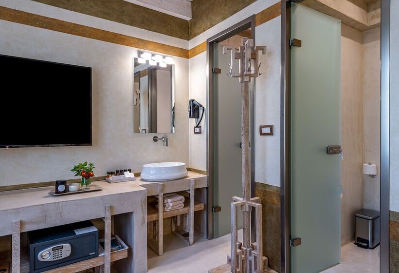 جناح جونيور, 10gr Boutique Hotel & Wine Bar