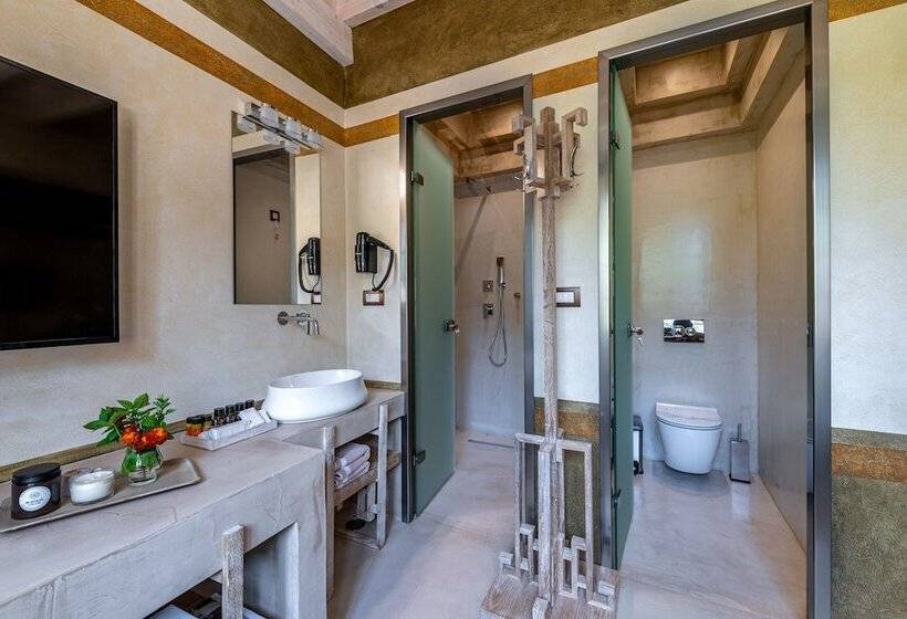 جناح جونيور, 10gr Boutique Hotel & Wine Bar