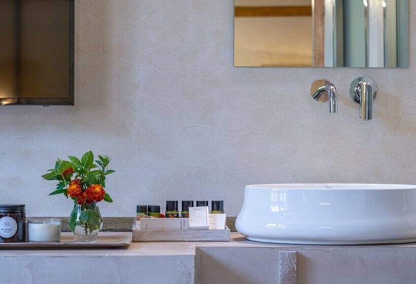 جناح جونيور, 10gr Boutique Hotel & Wine Bar